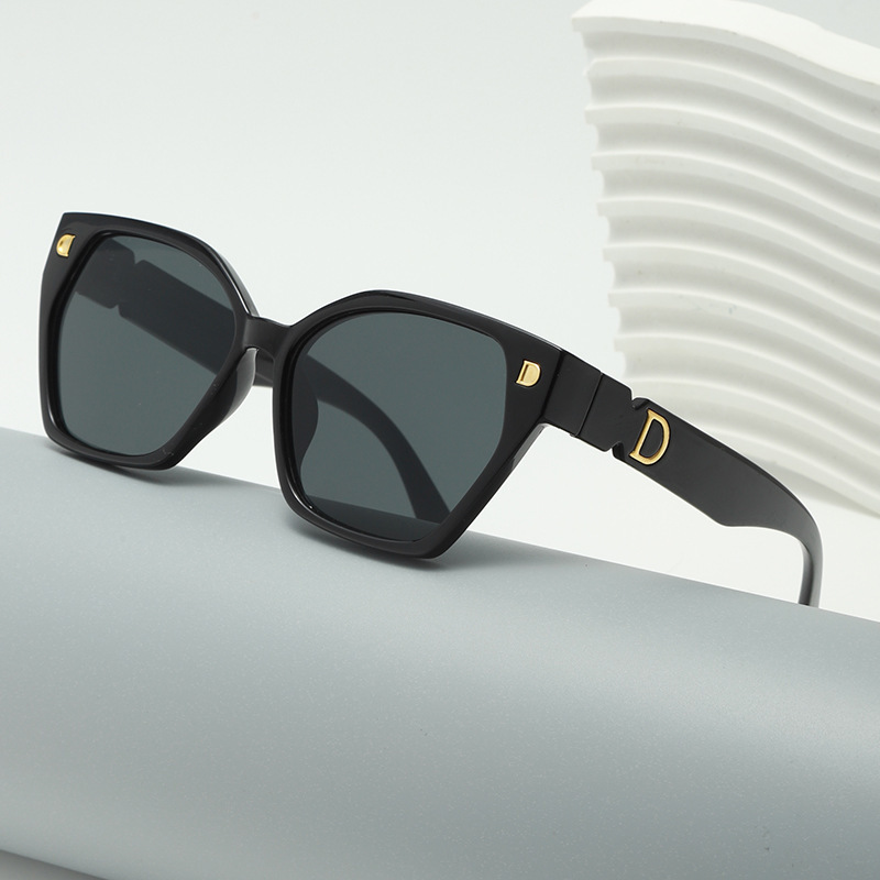 New Square Vintage Men 's and Women 's Sunglasses with Letter D, Premium Look Driving Street Snap Sun Glasses Fashion Model Glasses