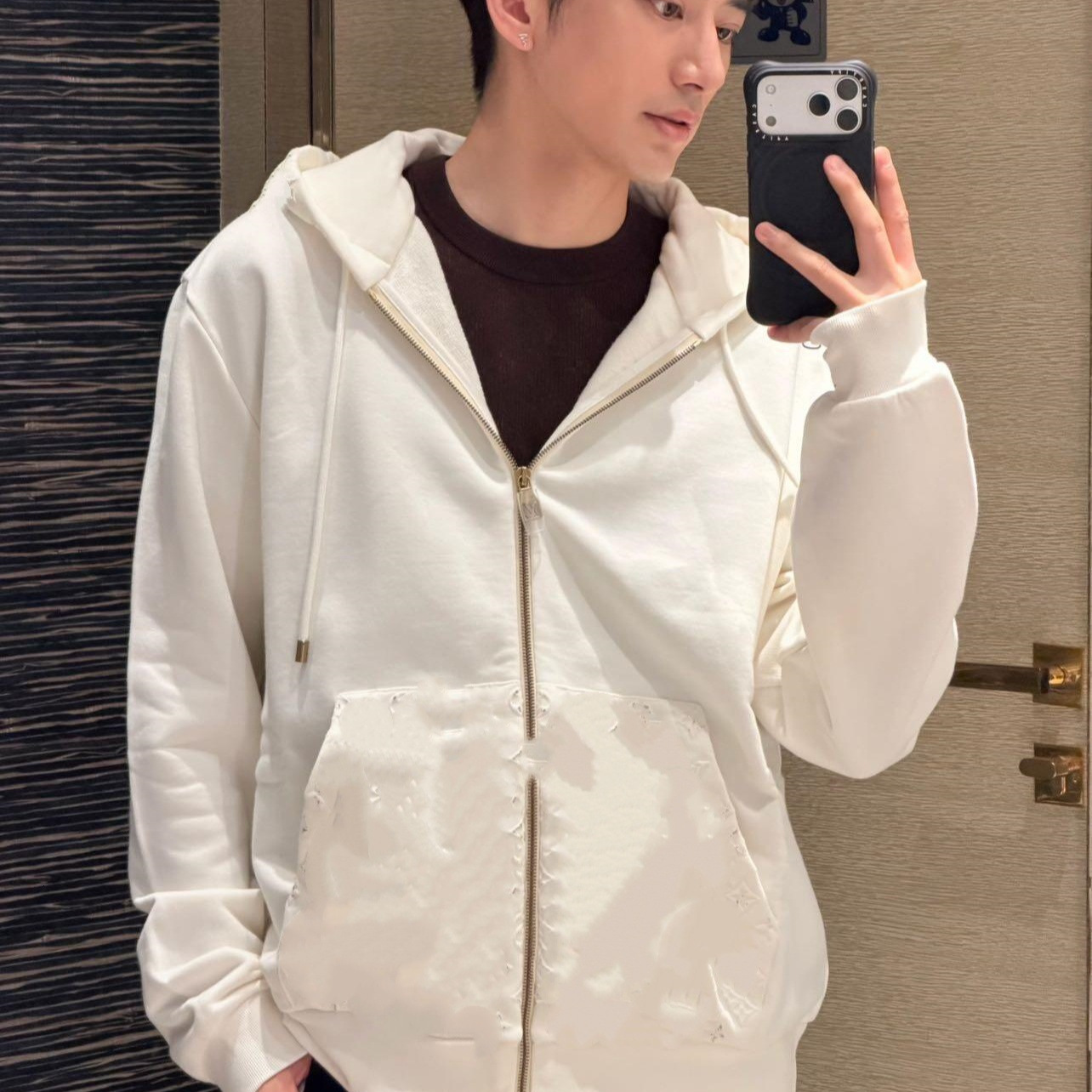 Nanyou high-end version of the 26 autumn new collection: classic cotton fleece hoodie with a designer luxury subtle logo print, available for both m
