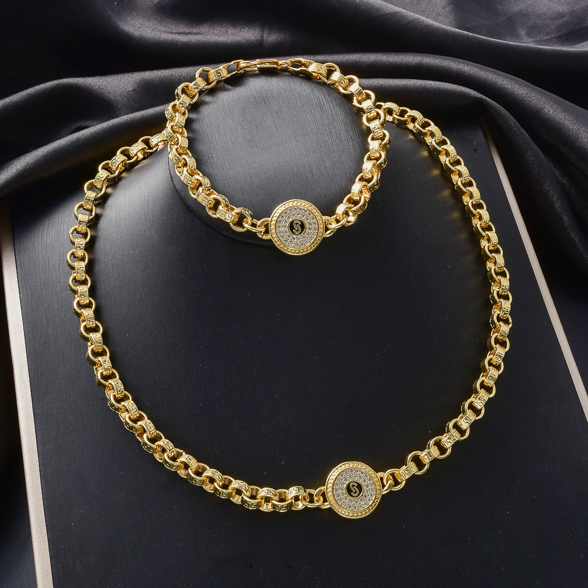 Minimalist, Instagram-style diamond bracelet necklace for women, with unique, high-end, and elegant design, plated in 18K gold, Cuban link style, a