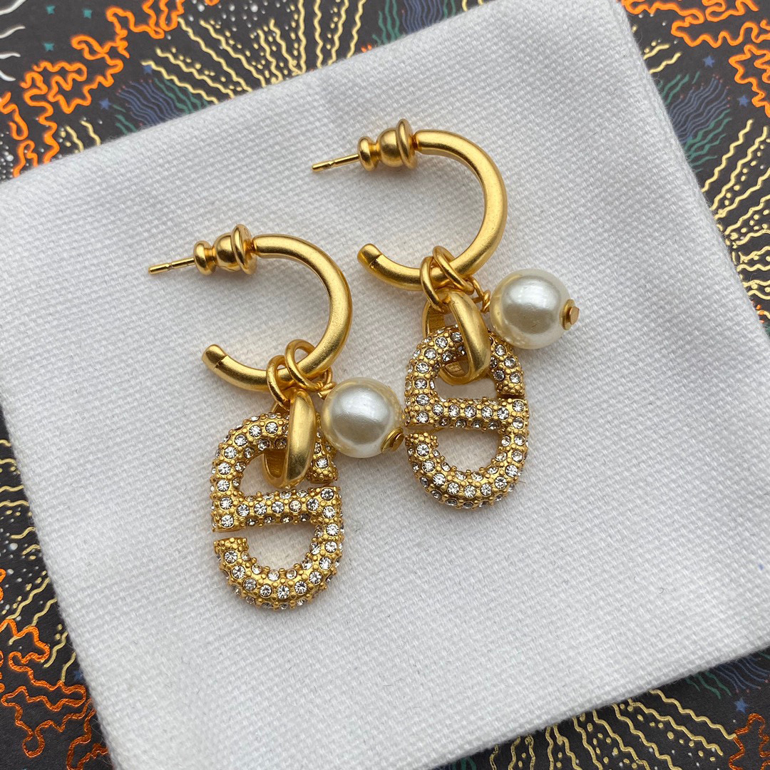 Fashion Designer Gold Plated Letter Zircon Pearl Pendant Earrings Luxurious And Exquisite Gift Suitable For Womens Daily Commuting Paired With Jewel