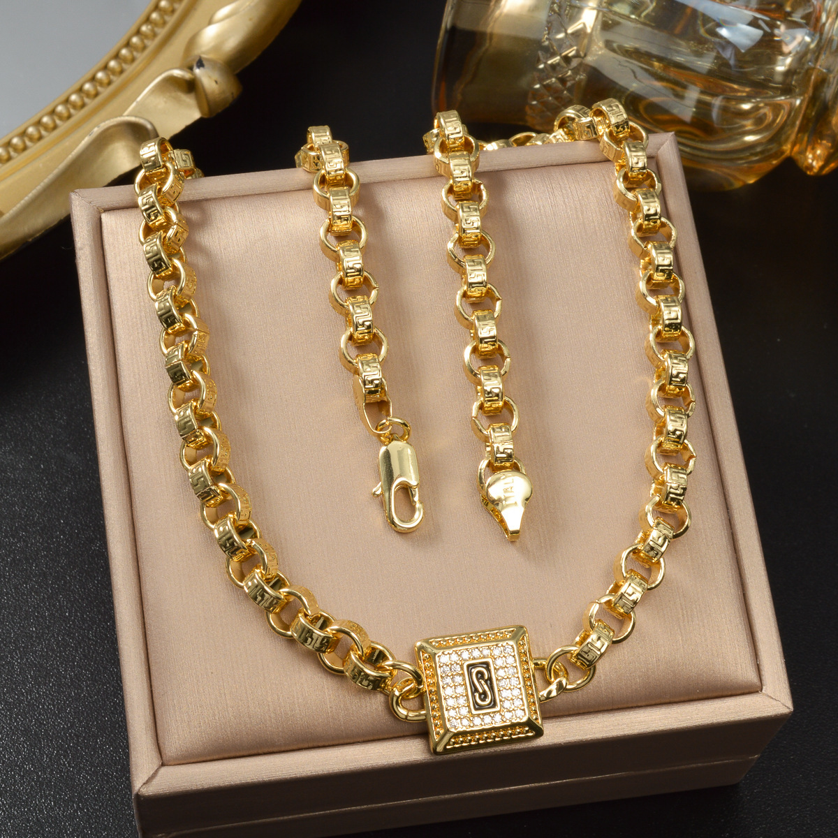 jewelry, interlocking chain design, square-shaped diamond-studded, ultra-sparkling cubic zirconia, high-quality single necklace, wholesale