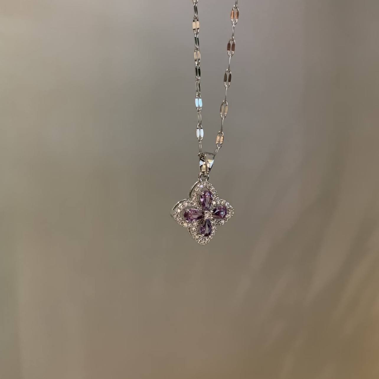 Luxury Elegant Dainty Jewelry Luxury Brand Designer Jewelry Best-Selling Purple Diamond Four-Leaf Clover Necklace, Featuring Full-Diamond Pendant, W