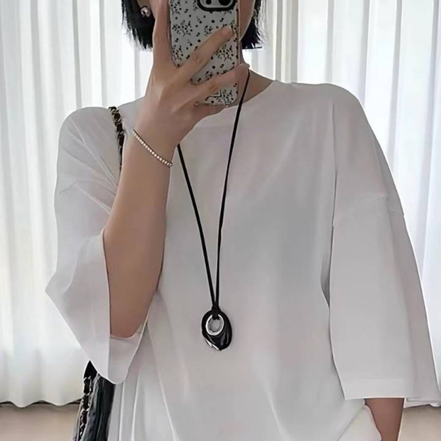 Black agate necklace with an oval pendant, long leather cord, sweater chain, women's unique design, high-end style, 2026 new collection