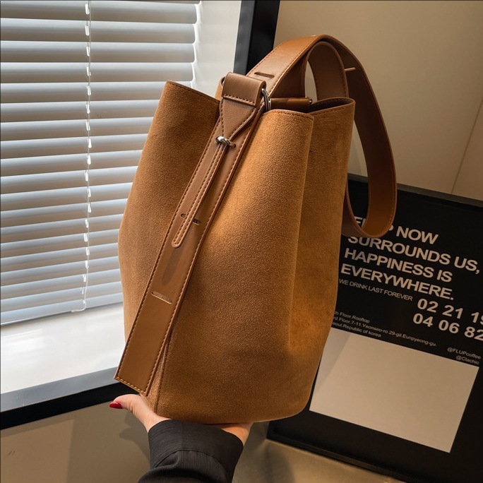 retro soft leather handbag for women, 2026 new casual commuter shoulder bucket bag, high-end versatile mother-child bag