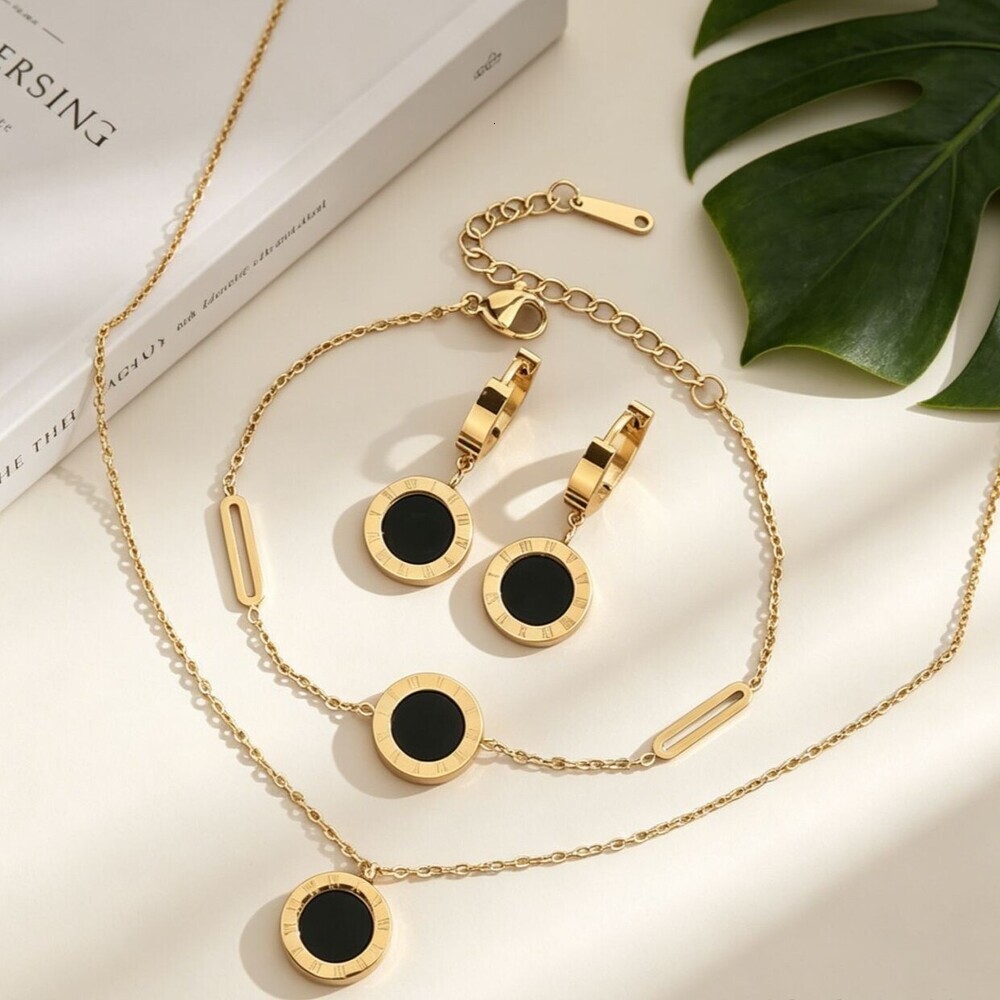 Stainless Steel Gold Double-Sided Round Pendant Necklace With Black And White Shell Charm, A Niche And Luxurious Set