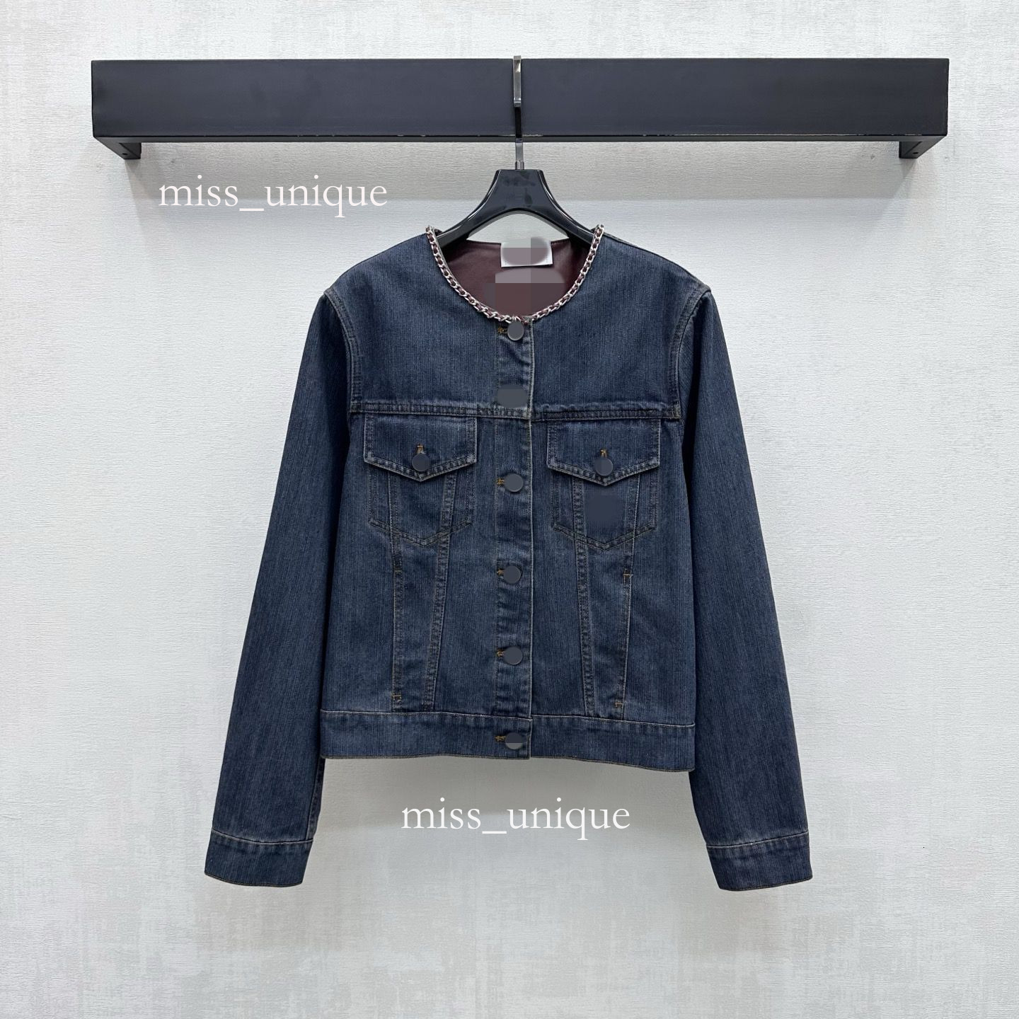 Designer Retro Fashion Star-Inspired Outfit: Vintage Washed Round-Neck Silhouette, High-End Letter Chain Detail, Red Leather Denim Jacket 6814