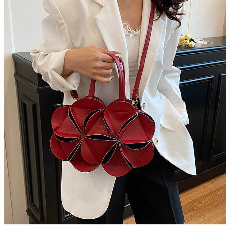 Trendy Korean and Japanese-style women's handbag with a sophisticated floral design, featuring a patchwork design and can be carried as a shoul