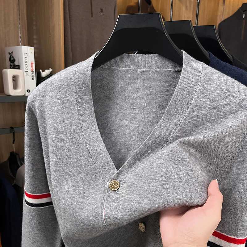 End Knitted Cardigan Autumn High Winter Korean Casual Personzed Men's V-Neck Brand Classic Striped Design Sweater Coat M261016