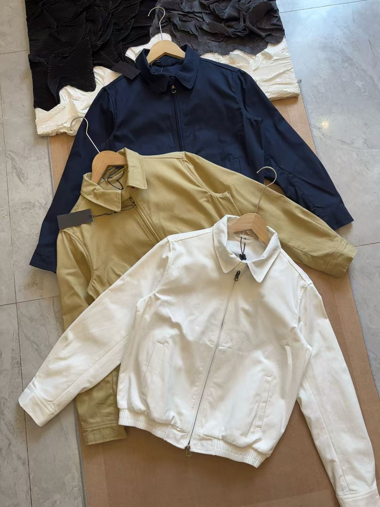 R The classic collar is more retro in style than the top version of the jacket-2