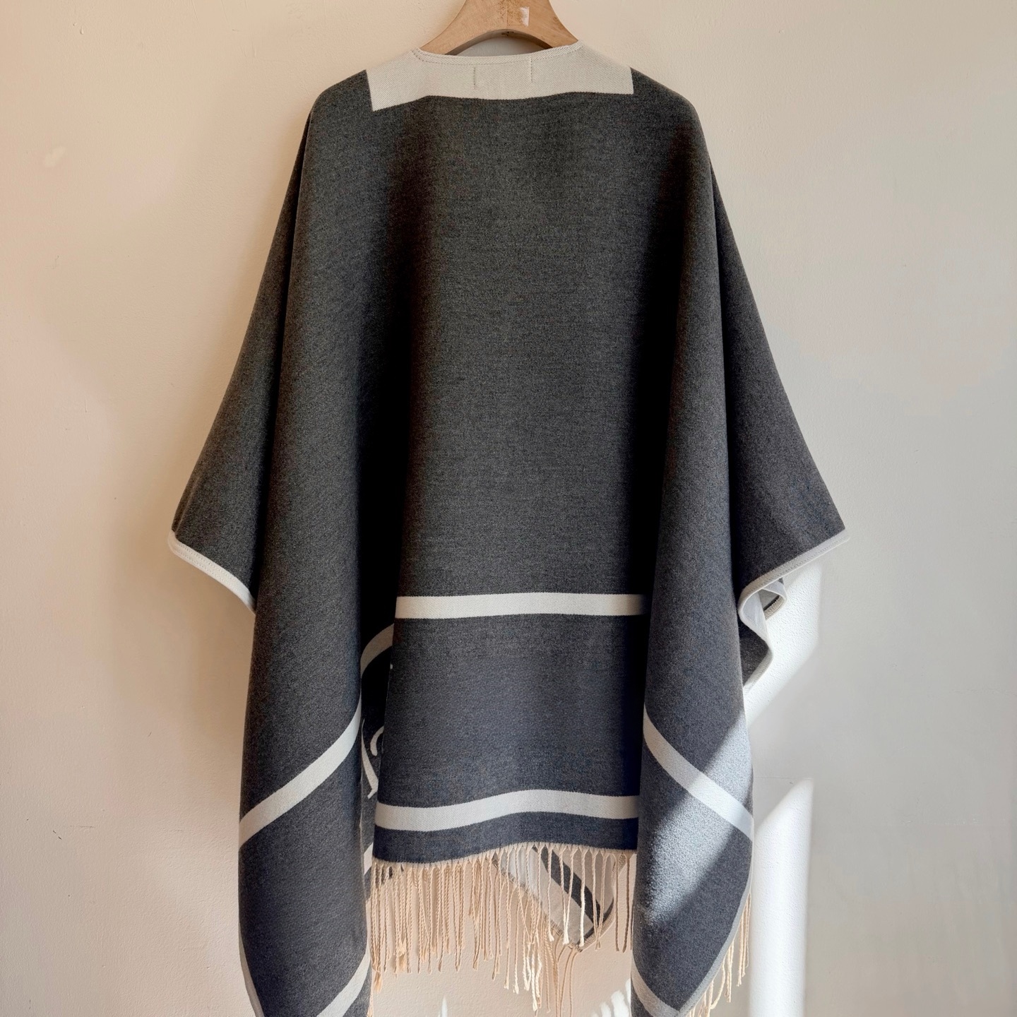 Designer cashmere cape outerwear, women's winter warm cloak, air-conditioned room decoration in spring and autumn seasons, split style shawl