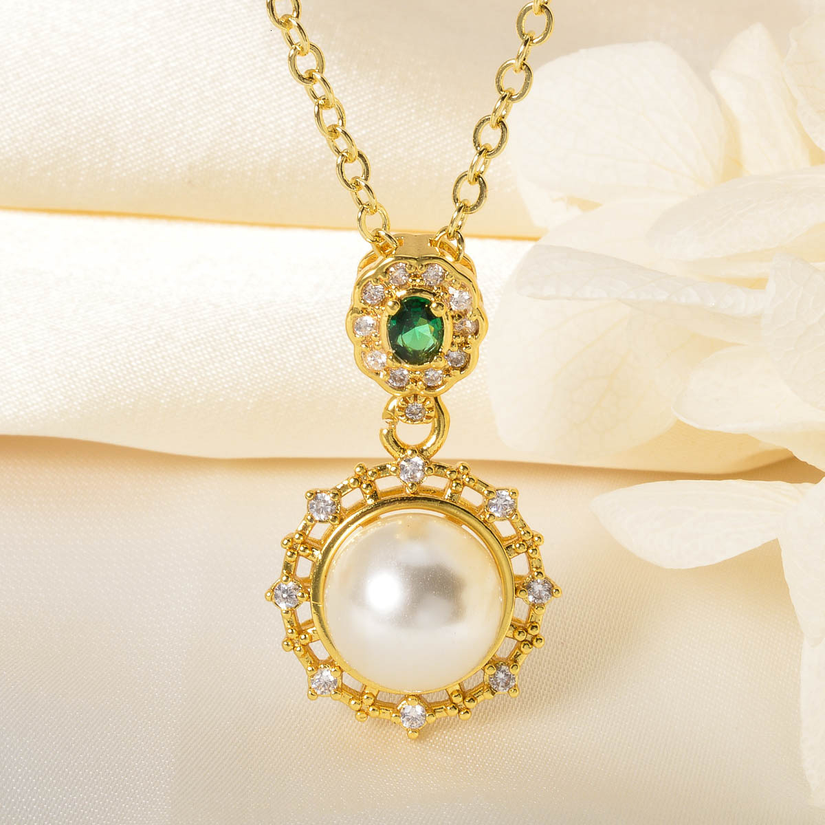 Light Luxury Niche High-end Sparkling Green Zircon Clavicle Chain Fashion Versatile Design Sense Personality Necklace for Women