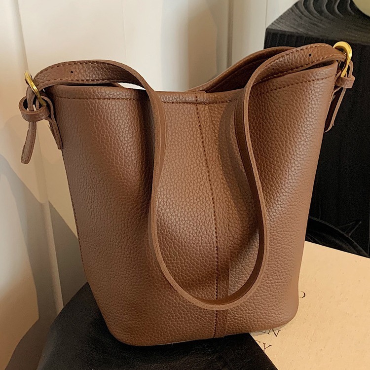 Korean niche women's 2026 new super popular summer crossbody bucket bag, fashionable commuter shoulder and underarm bag