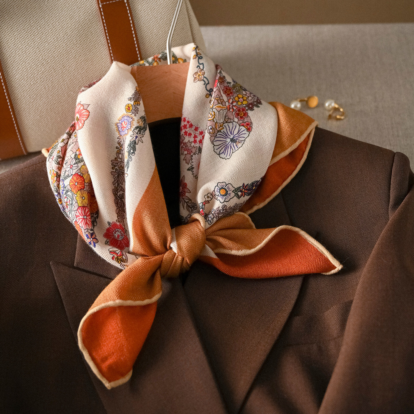 26 New style wool double-sided two-tone small square scarf, made of mulberry real silk designer wool, a Luxury goods fashionable and versatile scarf