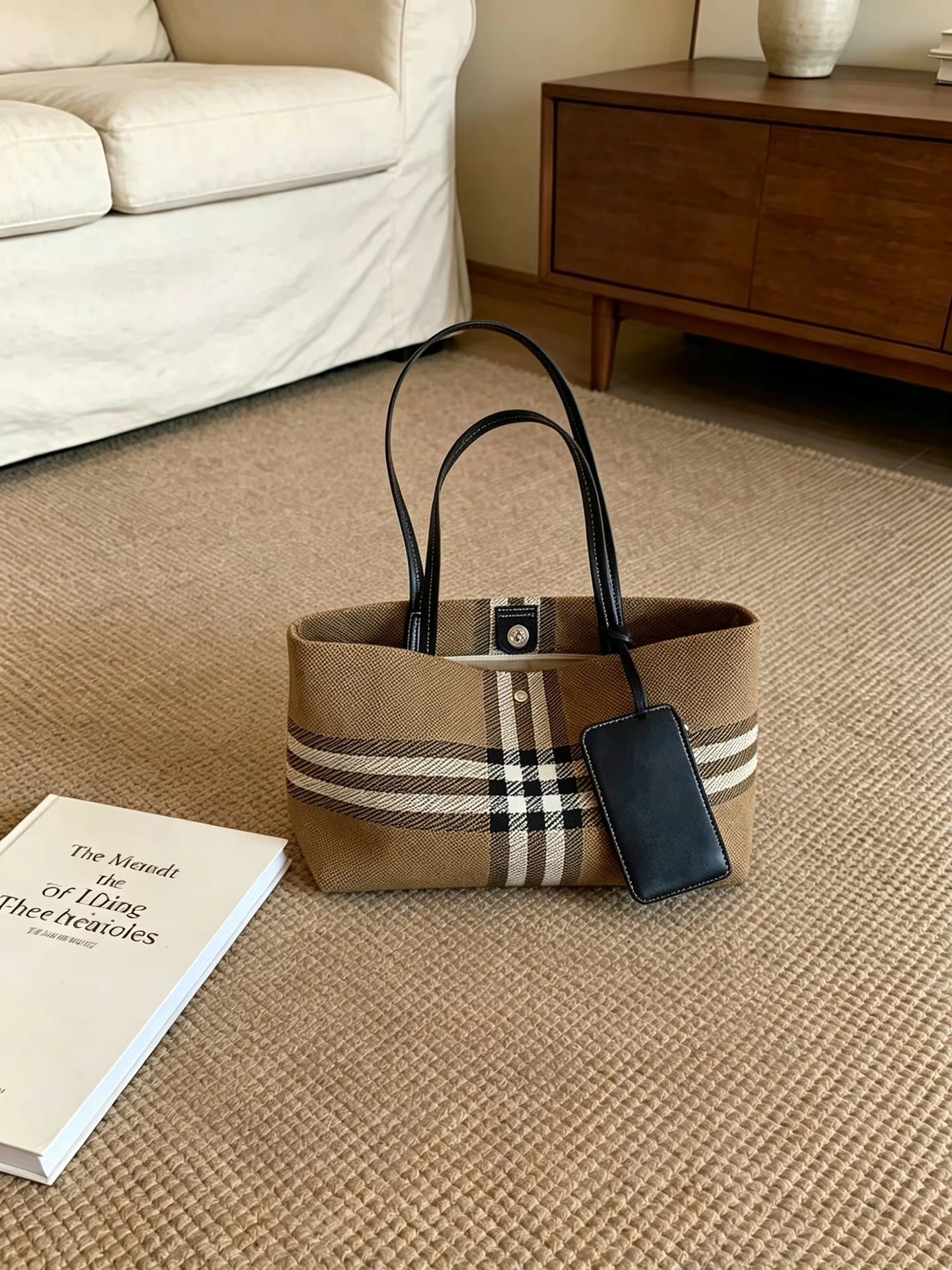Designer High-end Luxury Niche Non-repetitive Patterned Underarm For Women, 2026 Model, Simple Casual Commuter Shoulder Tote Bag