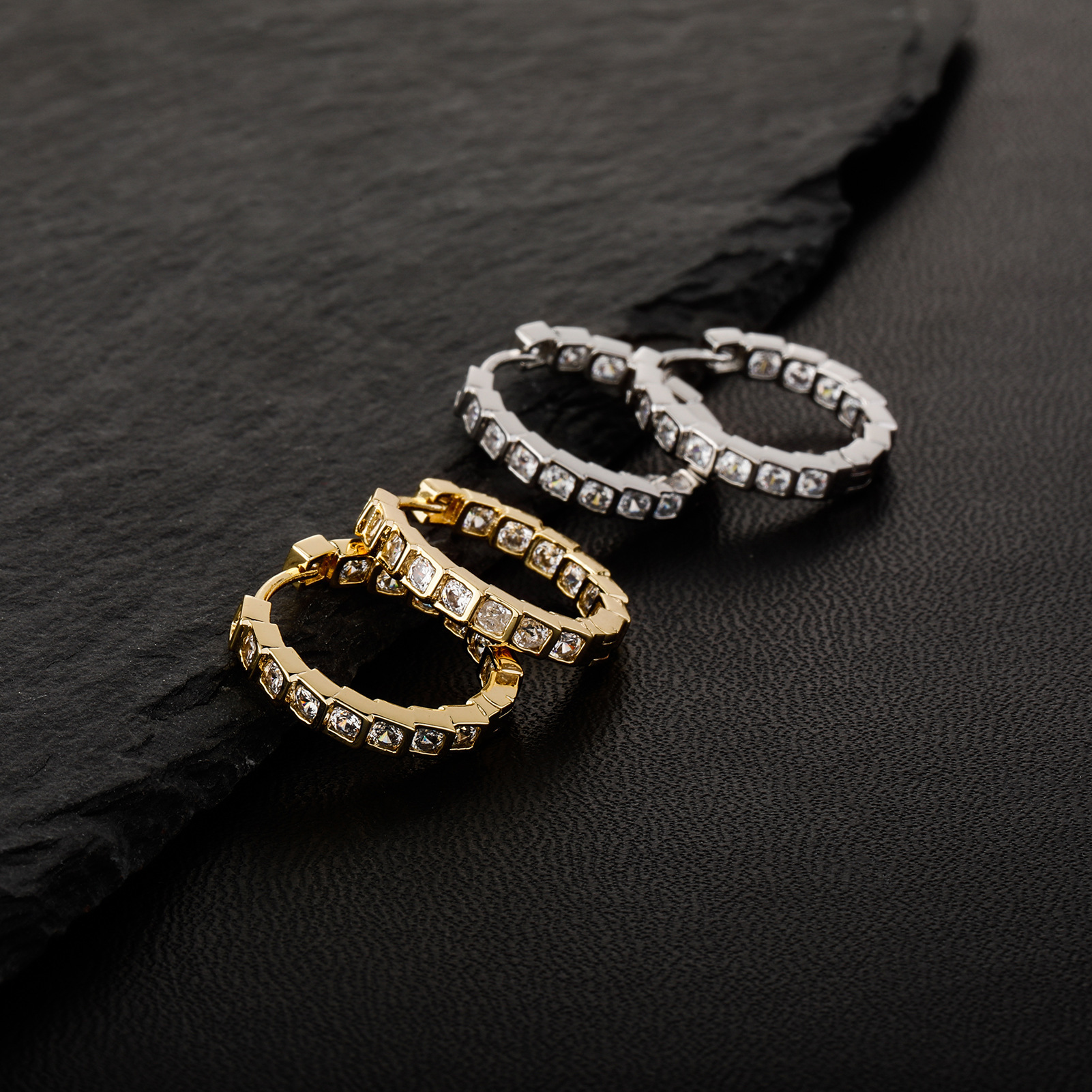 European American Luxury Iced niche design cubic moissaniteia hoop light Out D VVS Diamond luxury style, fashionable unique earrings, versatile and