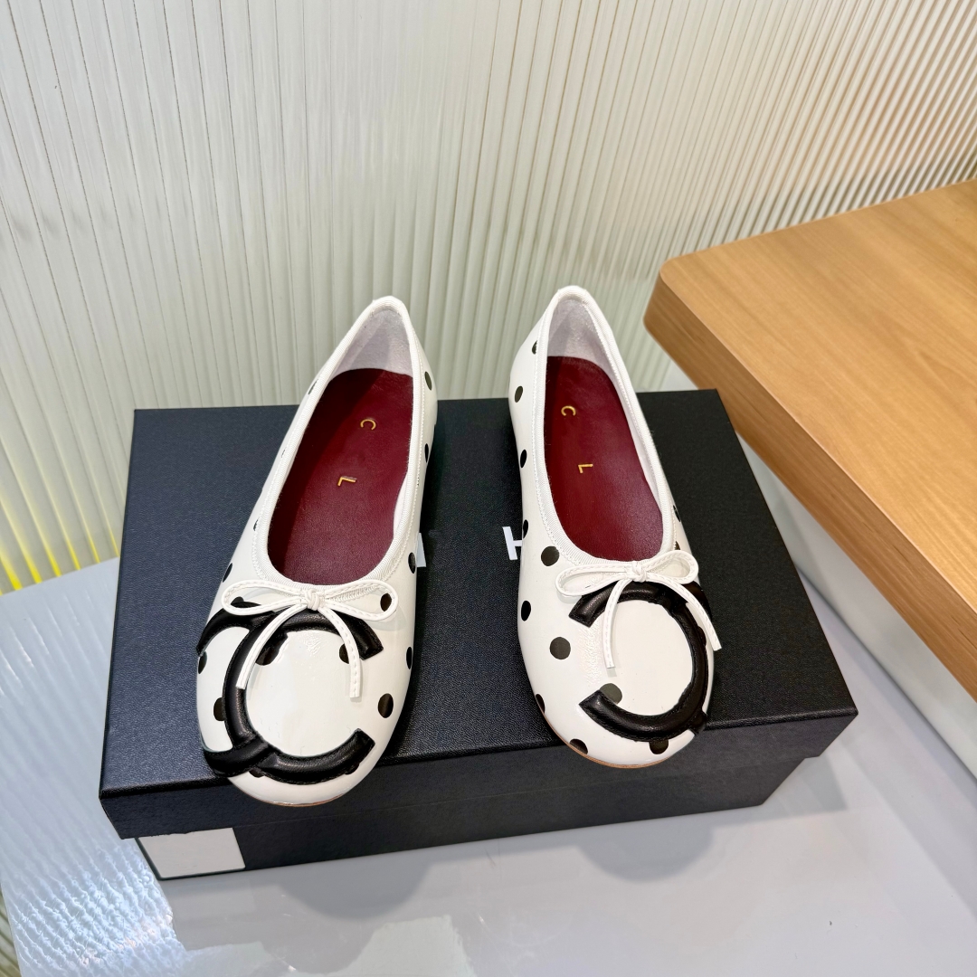 Designer ballet flat shoes Classic Butterfly CC Top Quality fashion luxury crocodile embossed leather diagonal buckle sandals womens low heel backle