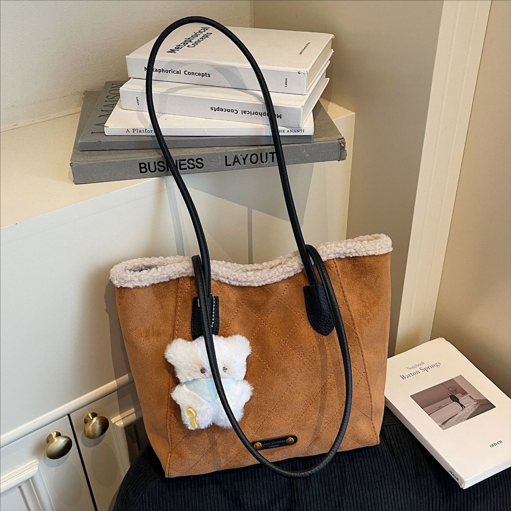 Retro, niche-style, high-quality underarm large-capacity tote bag, color-block design, fashionable and stylish, new suede commuter bag