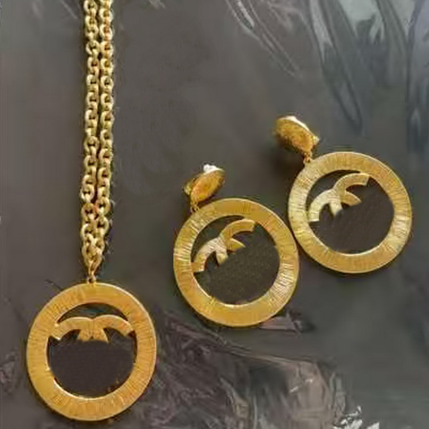 Vintage Big Circles pendant Letter Long Necklace Ear Clip Without Ear Piercings Advanced Sense Simple Hoop Earrings Fashion Woman Designer Jewelry