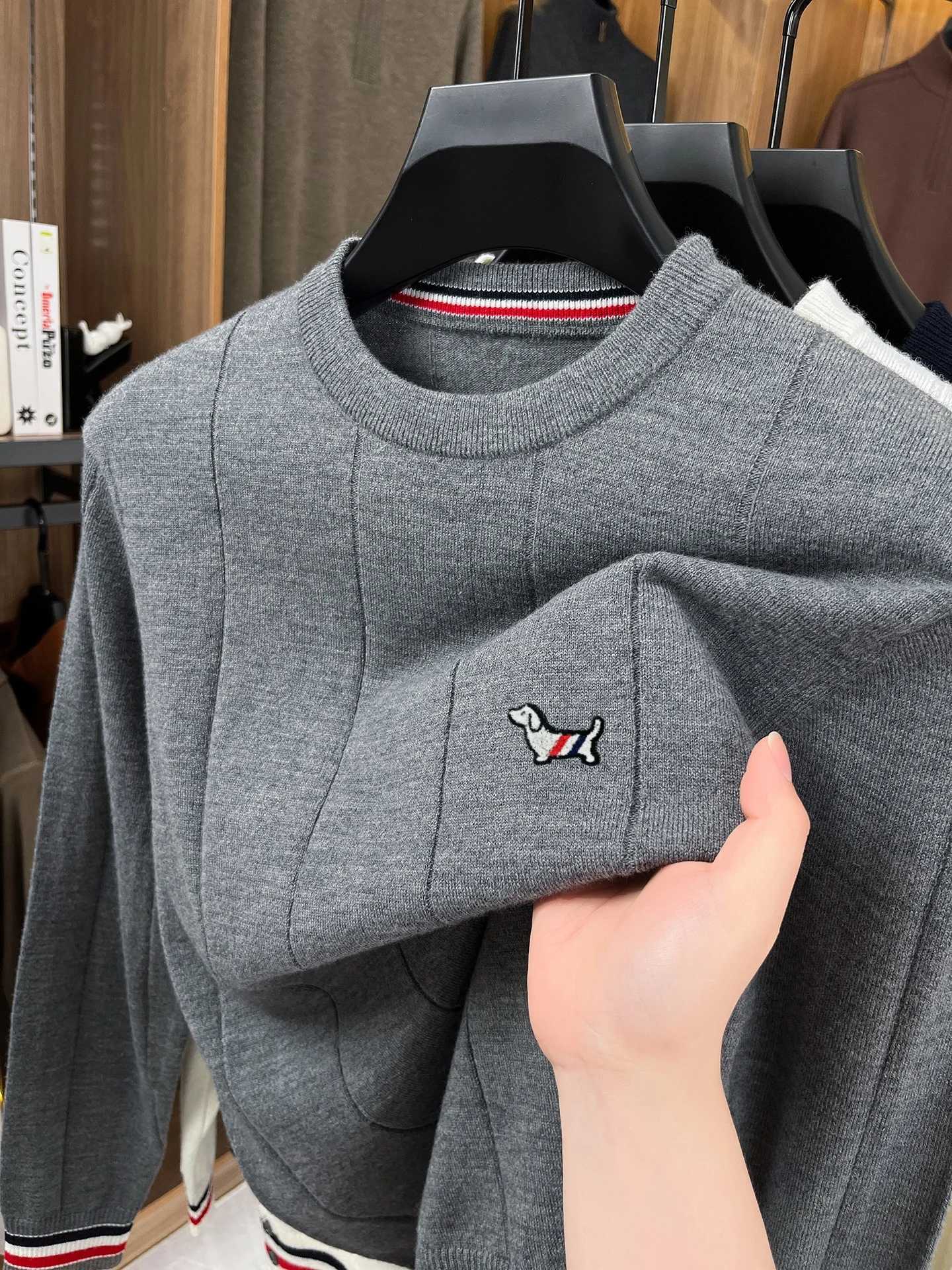 Men's High end Brand Sweater round neck autumn personzed color striped trendy cute dog embossed casual warm knitted pullover M261016