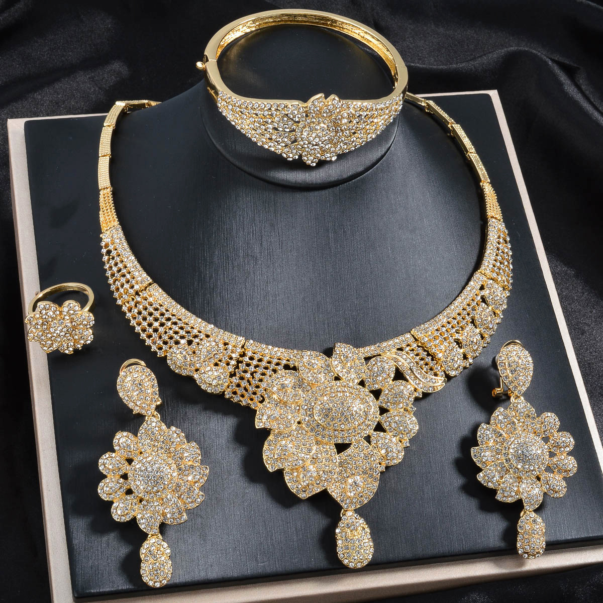 jewelry Middle East Dubai necklace, bracelet, earrings, ring four-piece set, floral full-diamond pendant luxury set