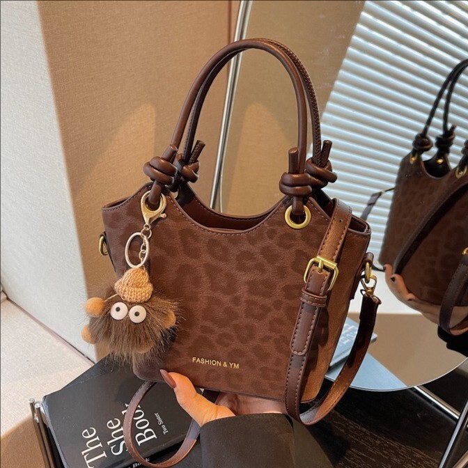 Retro small handbag women, versatile for fall and winter, 2026 new style, super popular shoulder bag, this year's trendy bucket bag