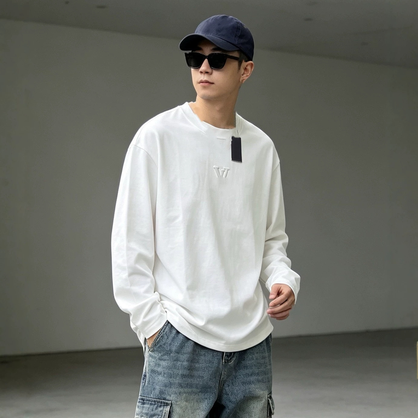 Nanyou designer luxury high-end brand, autumn new collection: a simple, loose-fitting, round-neck sweatshirt with an embossed logo on the chest, des