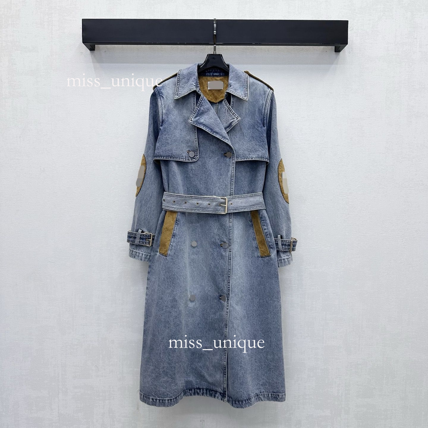 Designer Vintage-Style, Fashionable Long Trench Coat With A Lapel Collar, Shoulder Epaulettes, Letter Embroidery, Light Blue Wash, Denim And Suede P