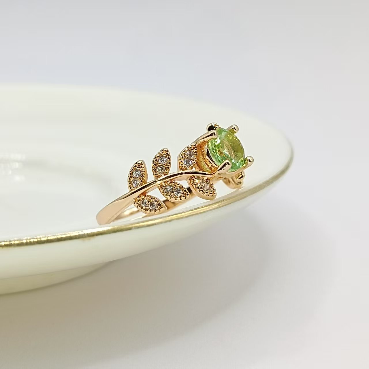 Japanese-style retro with apple-green cubic zirconia, exuding sophisticated, elegant, luxurious vibe, a delicate and stylish open ring for women