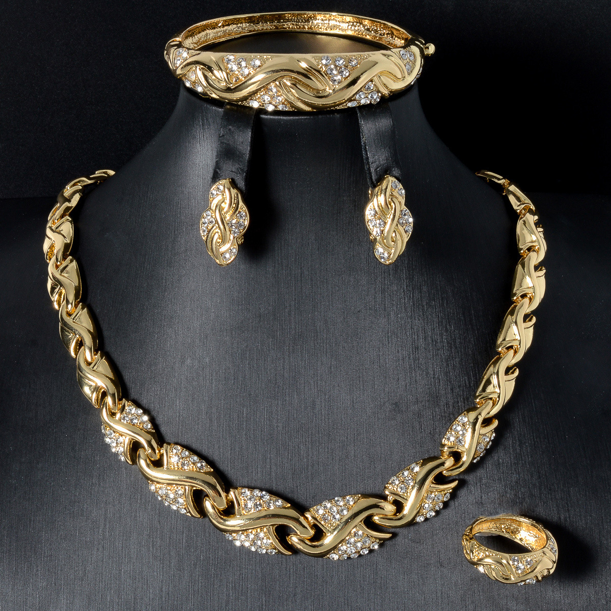 with a fashionable, unique, elegant, and light-luxury style, featuring diamond-embellished Cuban chain design jewelry set