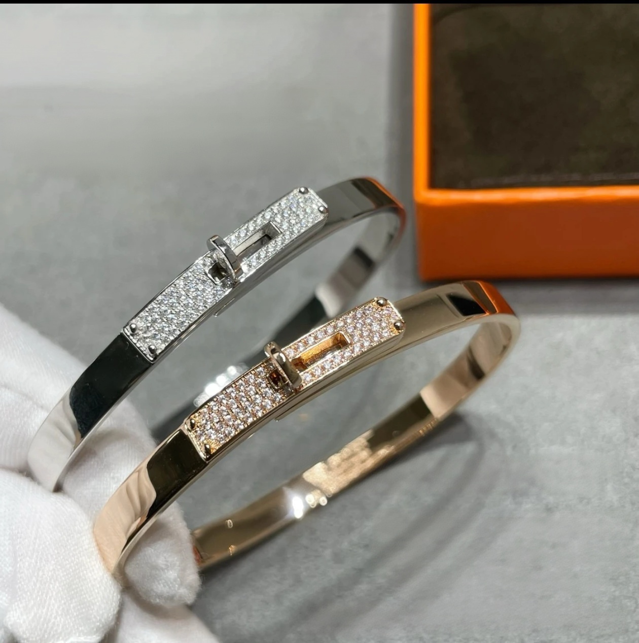 Classic Letter Twist Lock Bangle High Quality 18K Gold Plated Full Inlaid Shiny Stones Bracelet Women Wrist Cuff Zircon Inlaid Wristband Bracelet