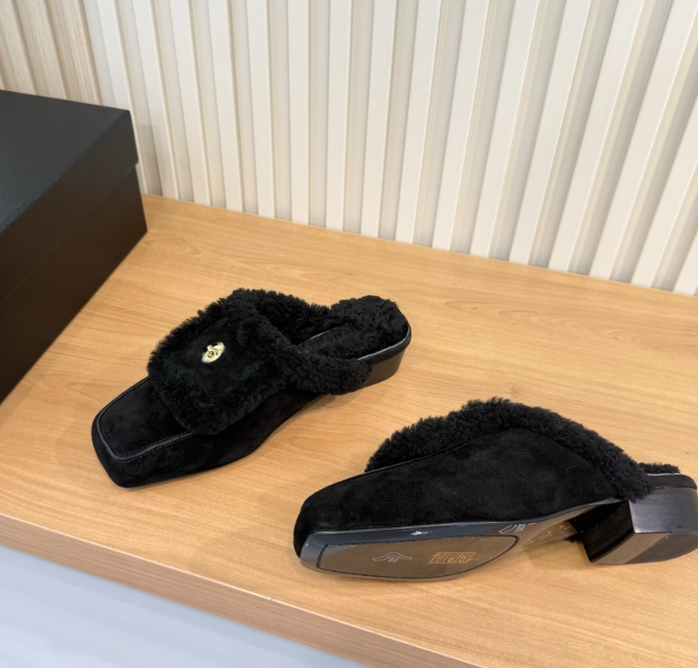 Luxury Winter Slipper Low heeled fur Sandal Women Slippers warm sandal Mules suede calfskin and shearling lambskin black beige snow sandals New Seas