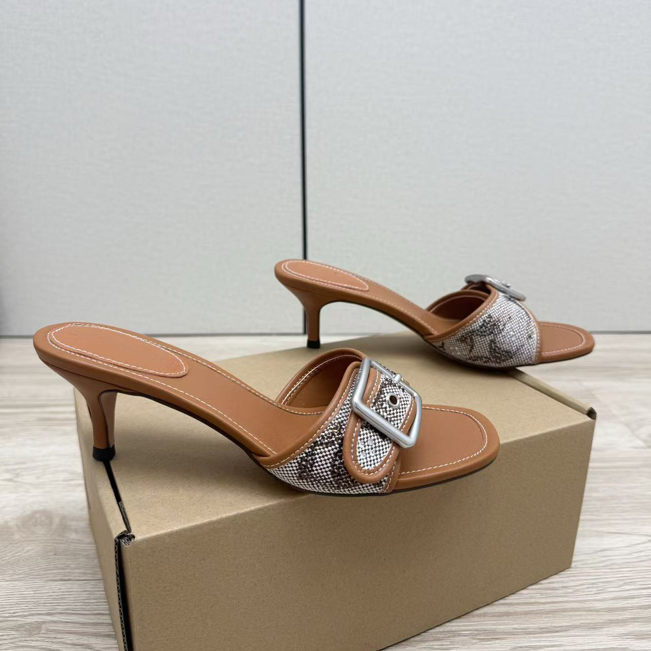 new Designer Slippers sandals Men and Women brown slides Genuine Leather Casual Shoe summer beach gladiator Mules hasp high quality sandals