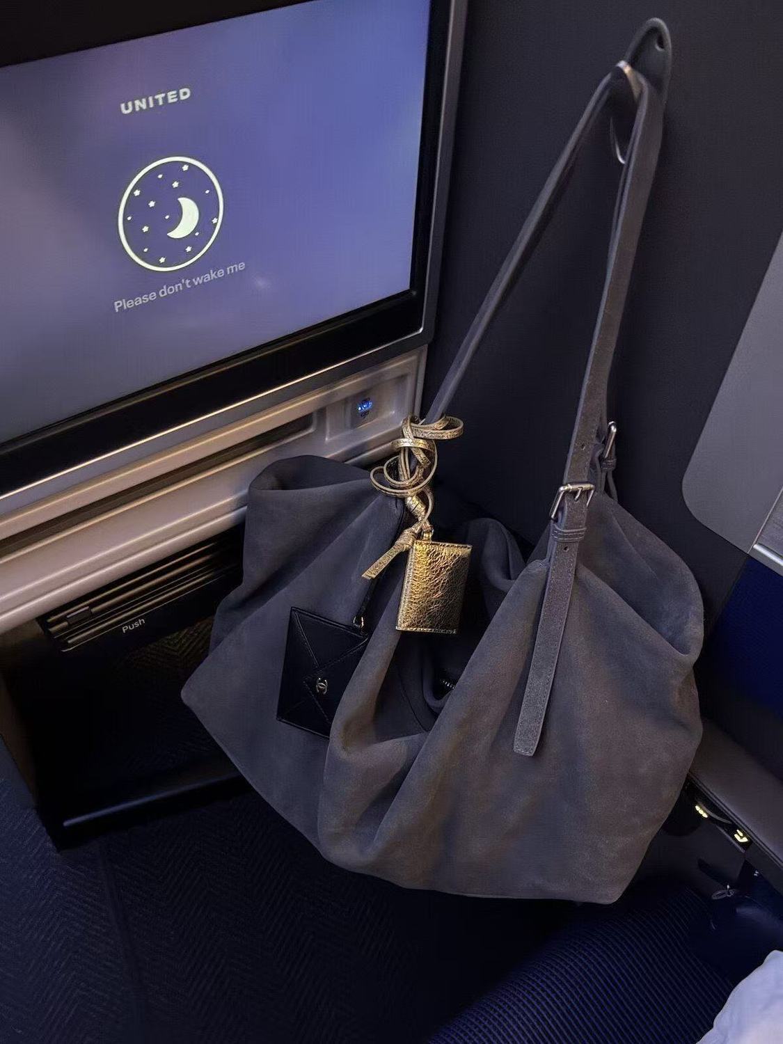 High-quality, suede shoulder bag that I absolutely love the 2026 autumn/winter new collection features a large capacity, making it perfect commuting