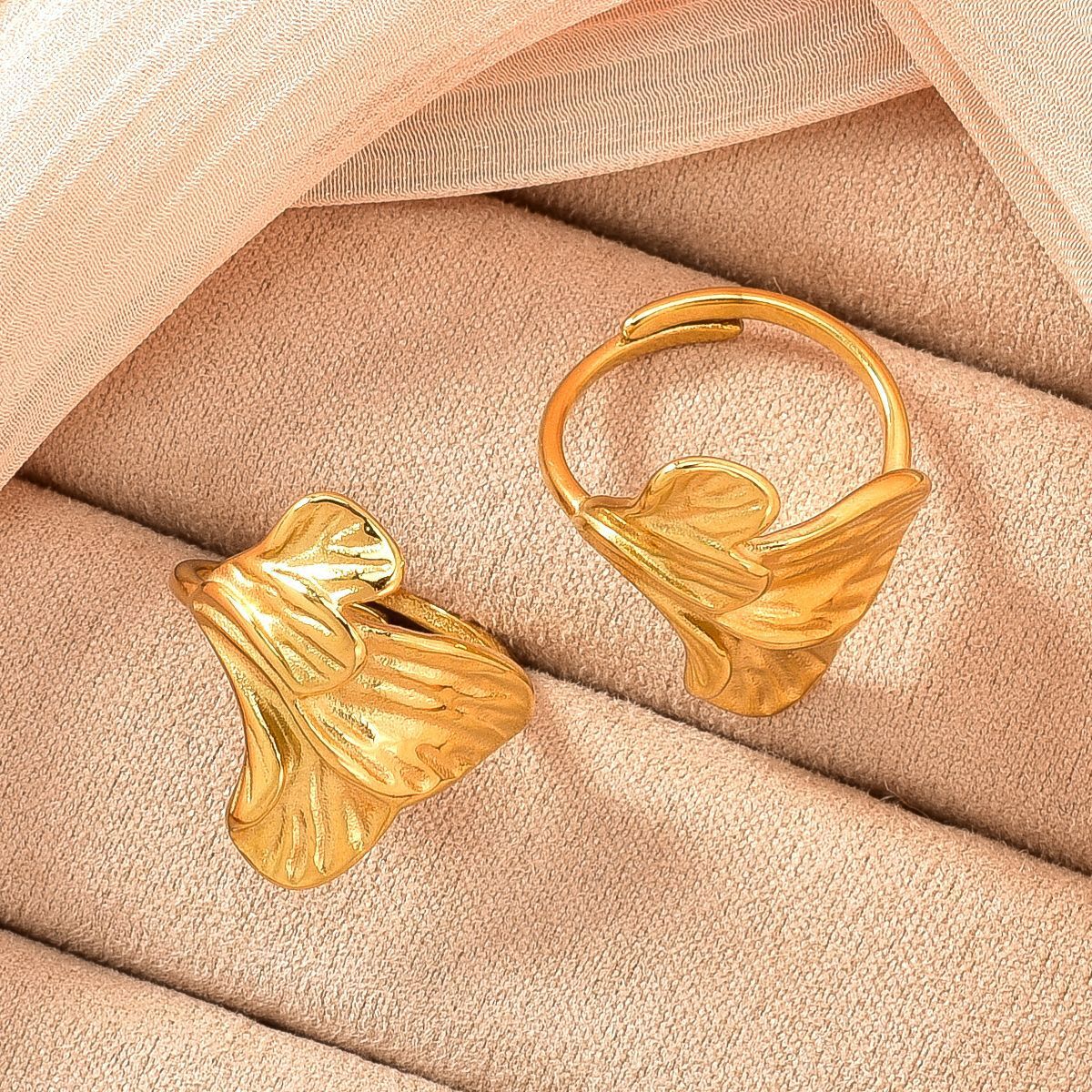 European American-style Instagram-inspired jewelry: 18K gold stainless steel small flower petal design, unique ring with a stylish and delicate