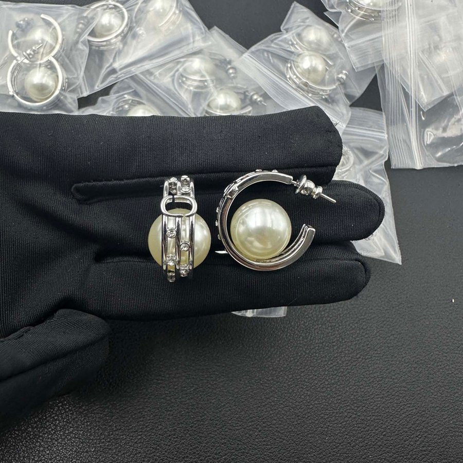 Women Elegant Silver Tone Hoop Earrings Inlaid Crystal Rhinestone Hollow Frame Pearl Stud Earrings Trendy Ladies Statement Ear Jewelry for Wedding P