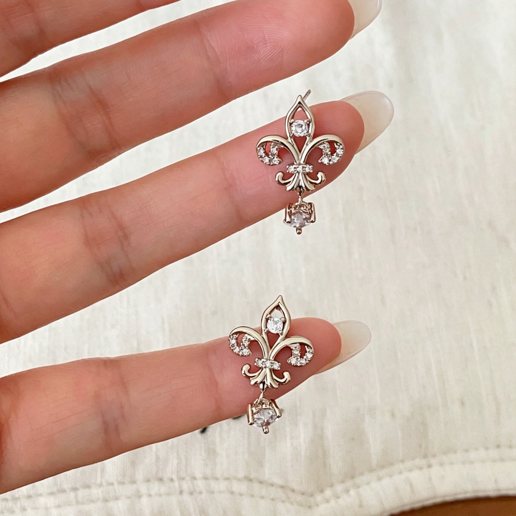 Luxury Brand Designer Jewelry Best-Selling Coffee-Colored Iris Flower Earrings, Featuring Diamond Accents, Exquisite Vintage Heart Design, And A Tou