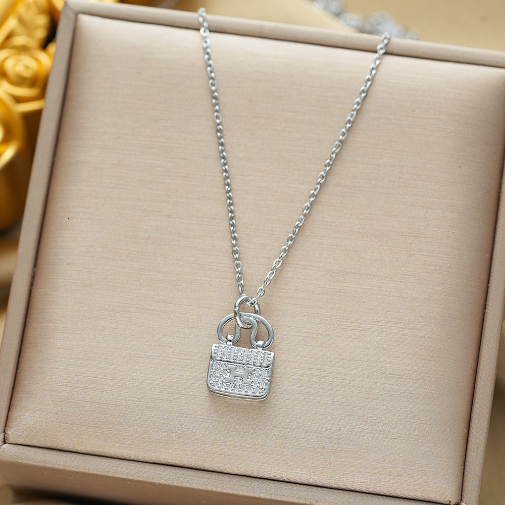Luxury Brand Designer Jewelry Steel New Summer Collection Steel Necklace That Won Fade, Fashionable Versatile, With A Light Luxury And High-End F Lu