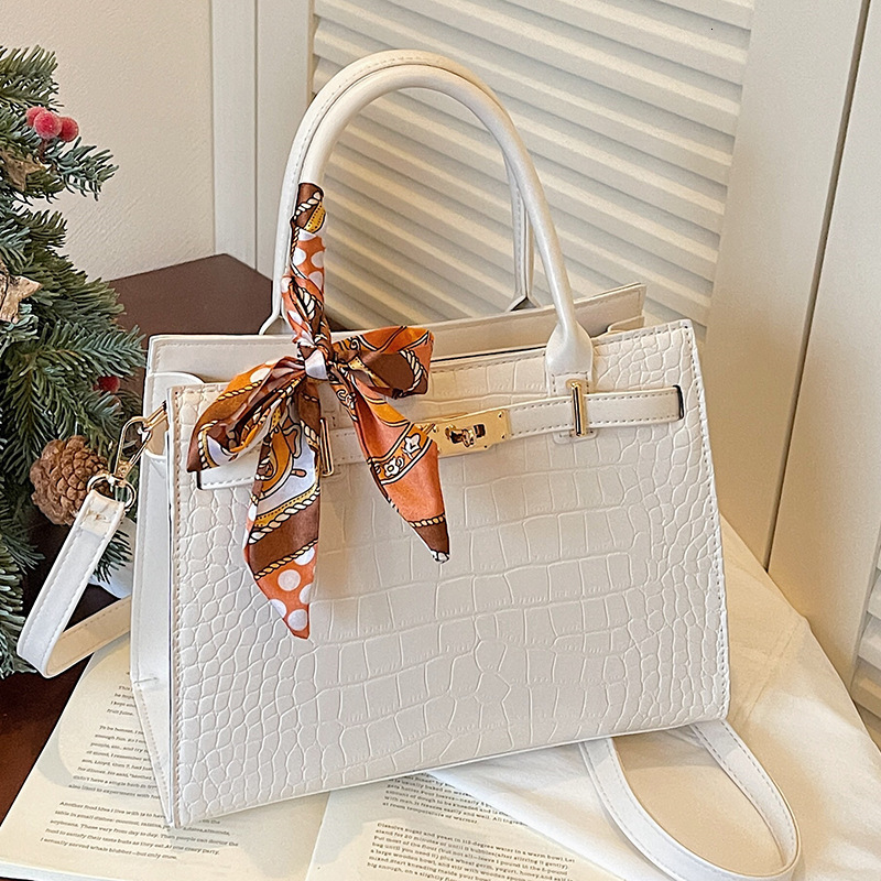 Large-capacity mommy 2026 spring new collection, fashionable handbag, stylish crossbody bag, high-quality, chic, and trendy women's bag