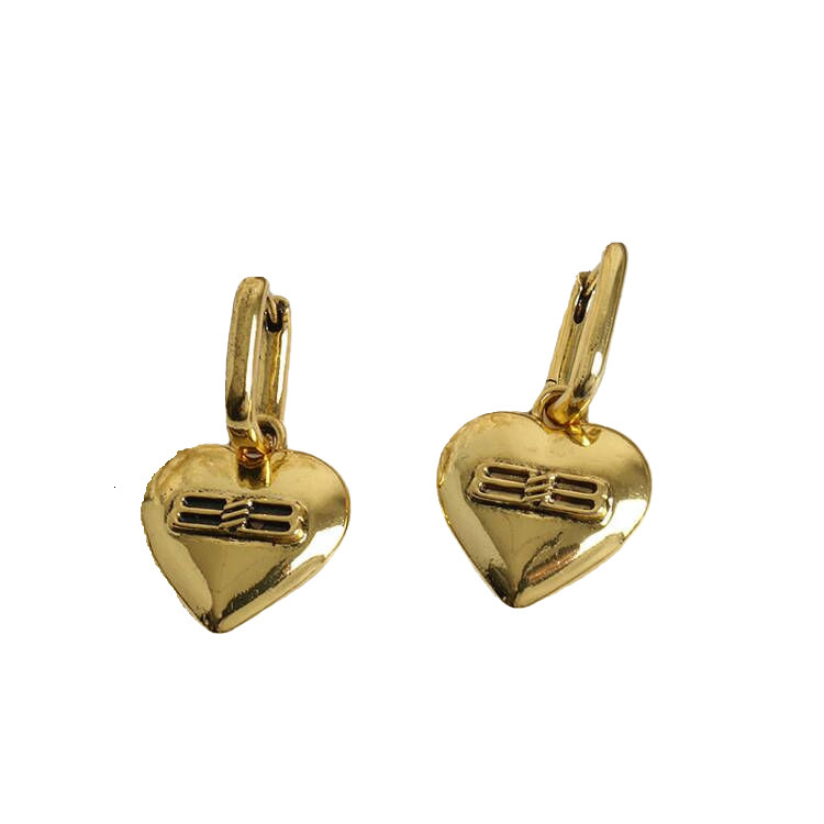 Trendy retro metal heart earrings, same style as popular influencer Dong Dong, featuring unique design with heart-shaped studs and a necklace, perfe