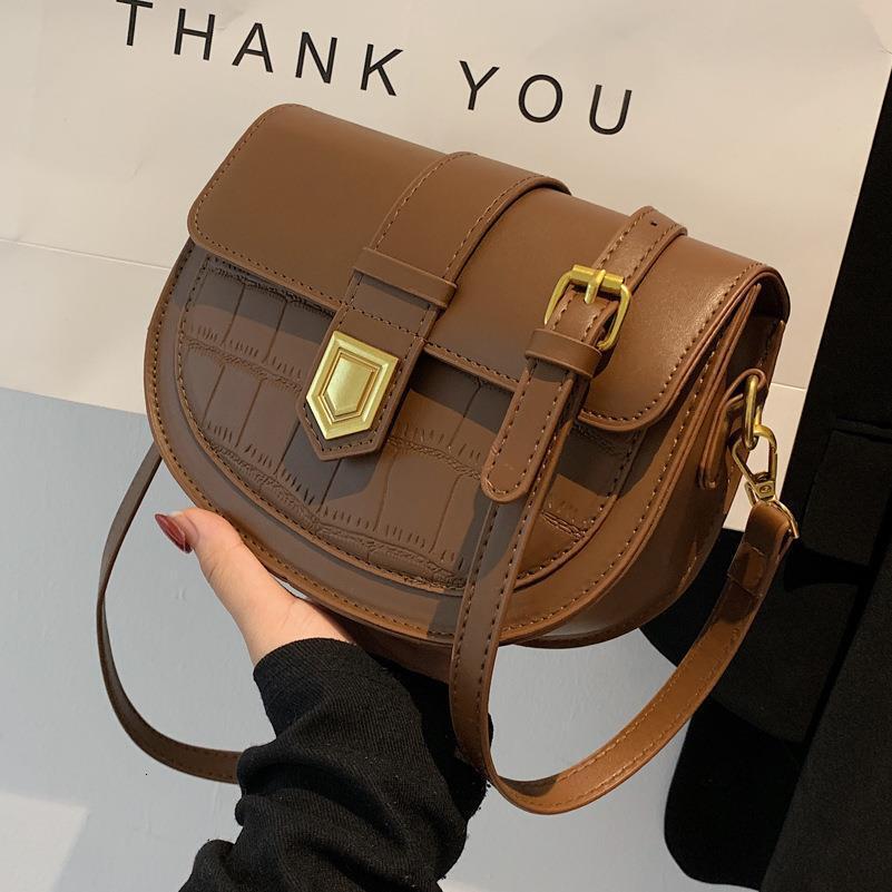 Elegant retro French-style women's shoulder spring 2025 new fashion niche saddle bag, versatile crossbody small bag
