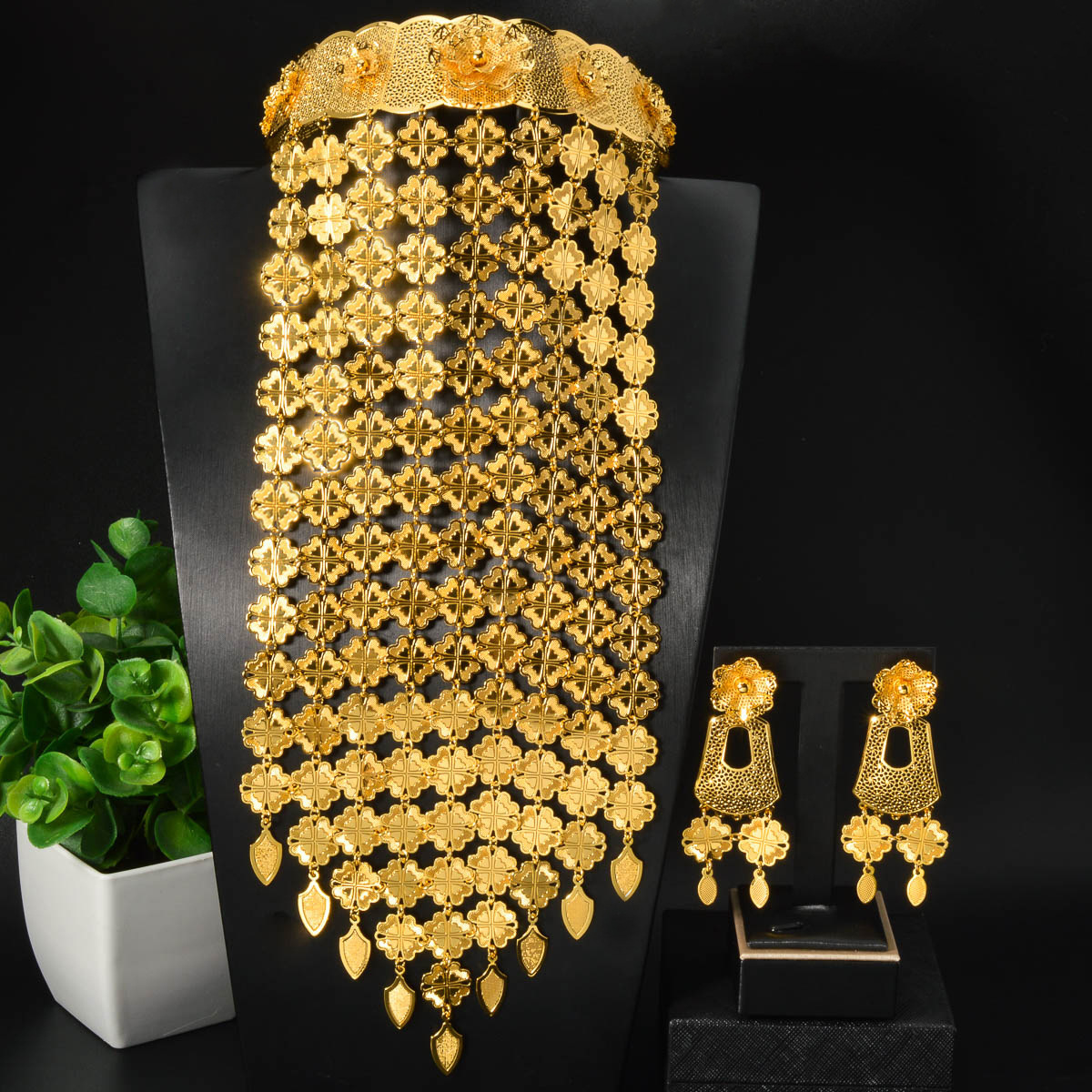 Dubai luxury extravagant long tassel gold jewelry four-leaf clover flower gold-plated necklace and earring set, a bestseller in the Middle East