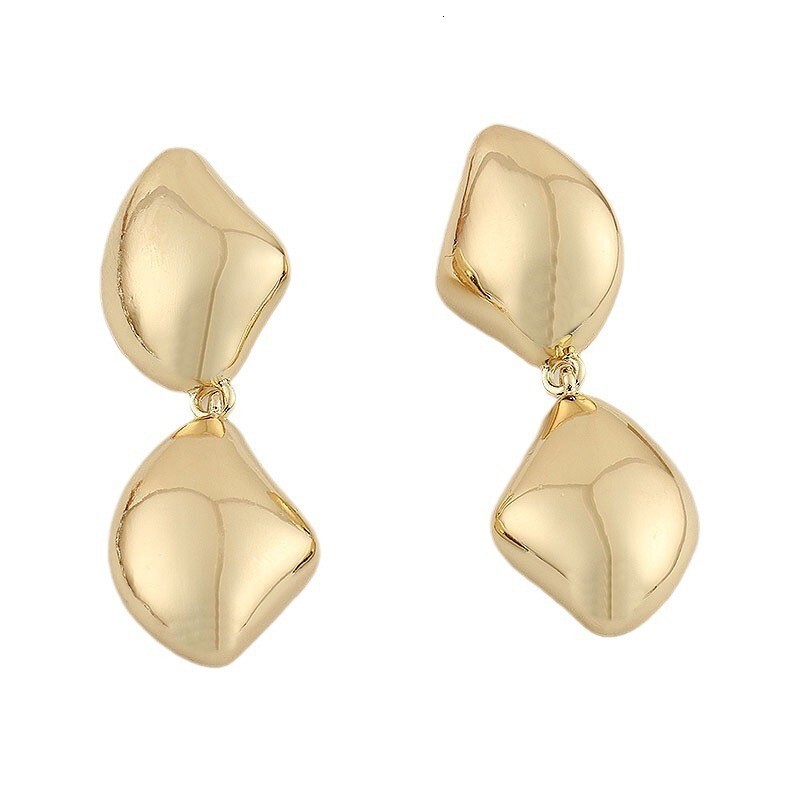2026 autumn/winter brass metal shell triangle necklace for women, bold and unique choker, a light luxury collar