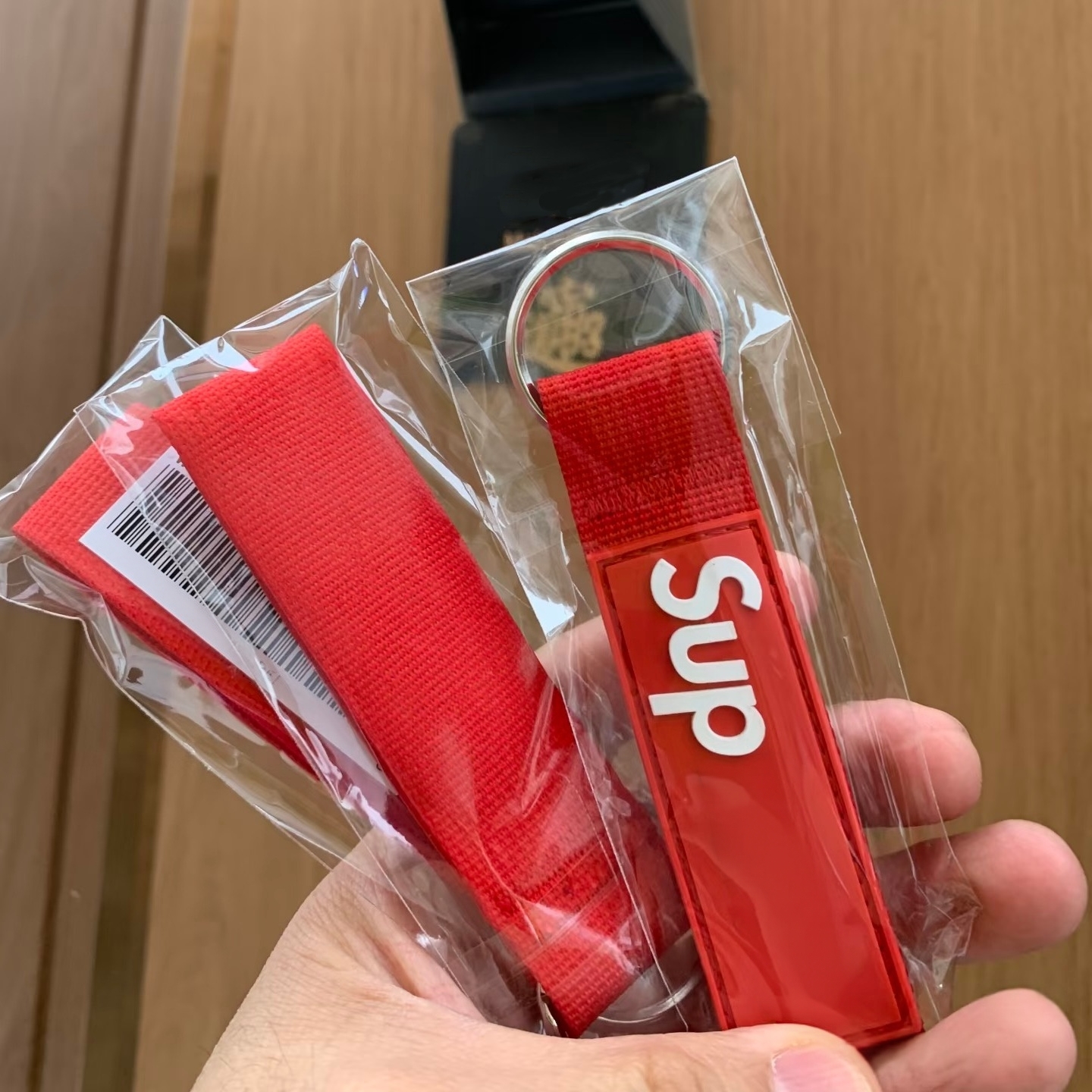 Keychain designer brand Classic Exquisite Luxury fashion Car Keyring Letter Unisex Lanyard Black red keychain