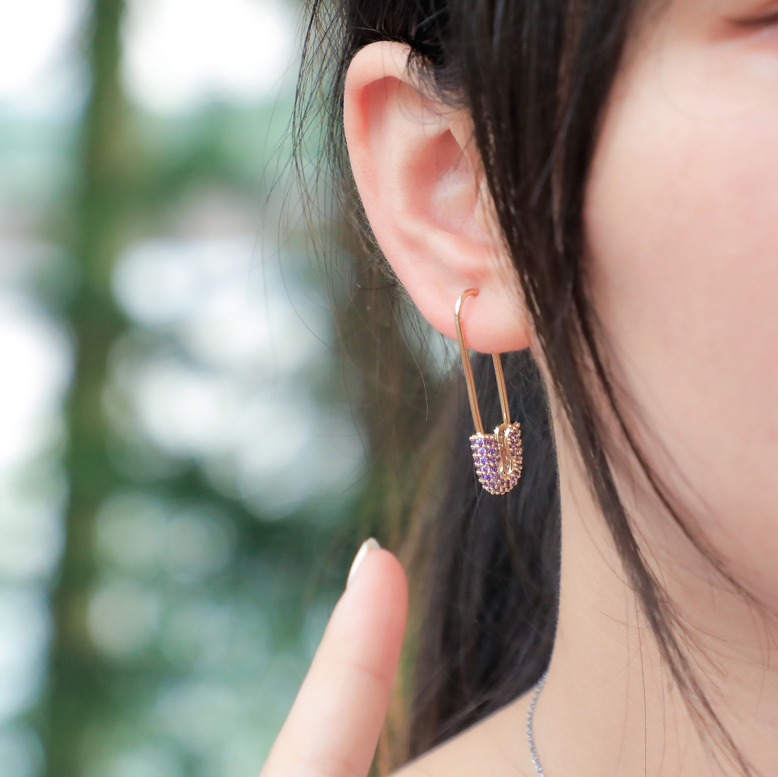 Popular on Instagram in Europe and America: Hip-hop style women's pin Luxury Iced earrings with Out D VVS Diamond full moissaniteia, versatile