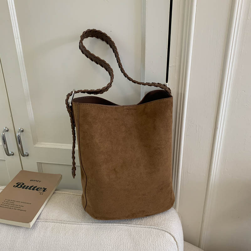 Retro minimalist tote bucket for women, 2026 autumn new collection, stylish, high-quality, casual shoulder bag