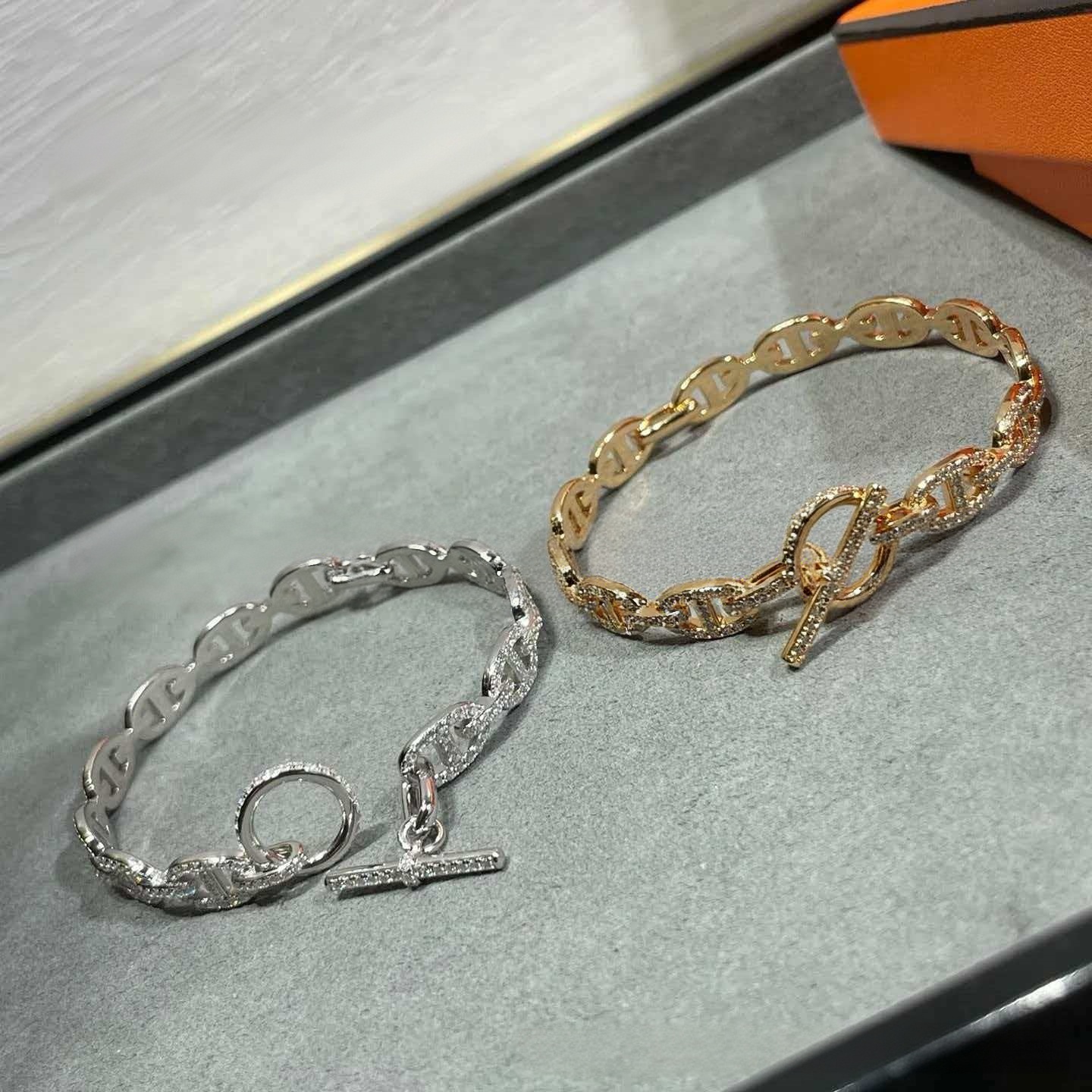 Classic Letter H Shape Bangle High Quality 18K Gold Plated Full Rhinestones Hollow Bracelet Men and Women Unisex Wrist Cuff Zircon Inlaid Wristband