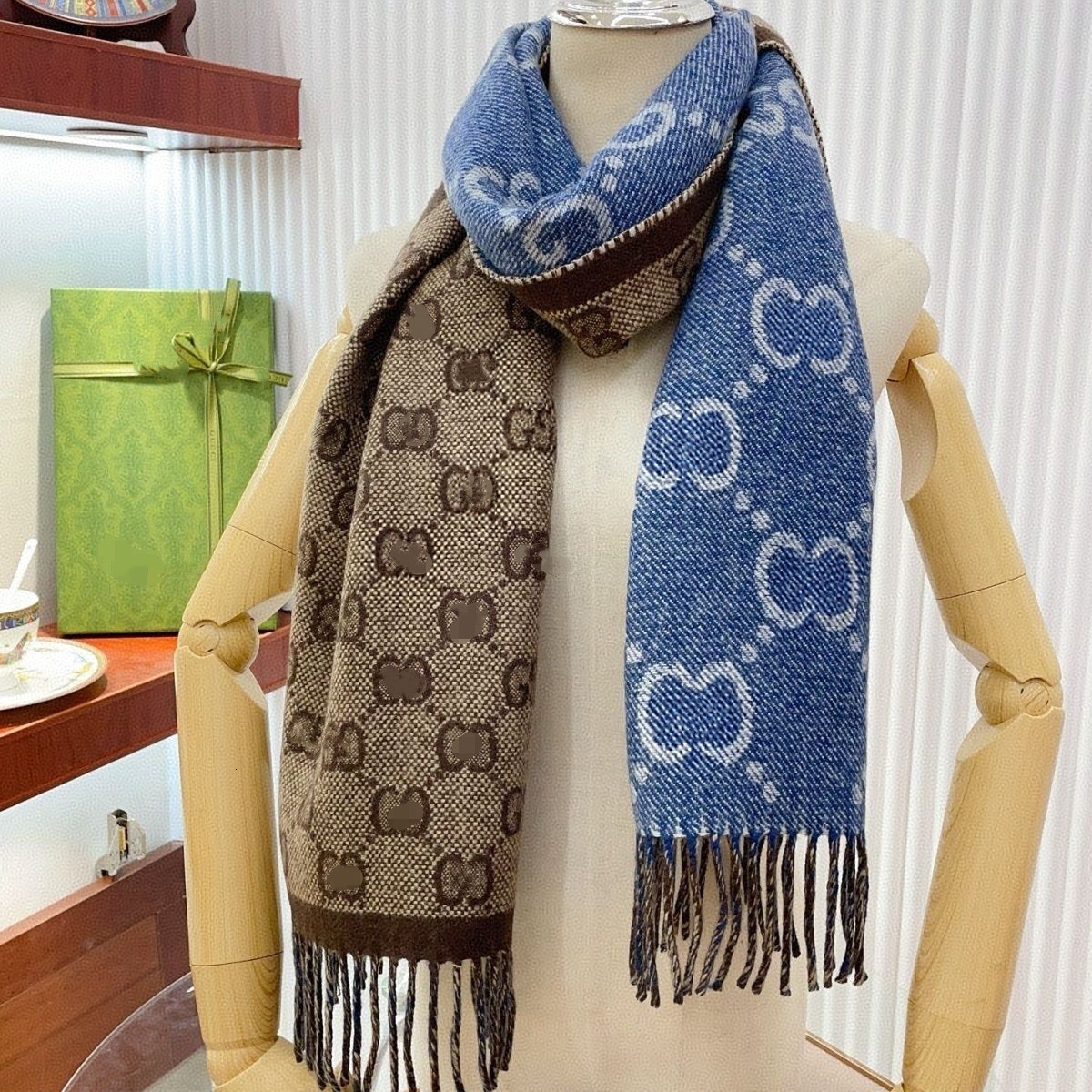 Vintage double-sided jacquard faux cashmere scarf, Luxury goods thickened for autumn winter, with contrasting colors tassels, warm neck designer war