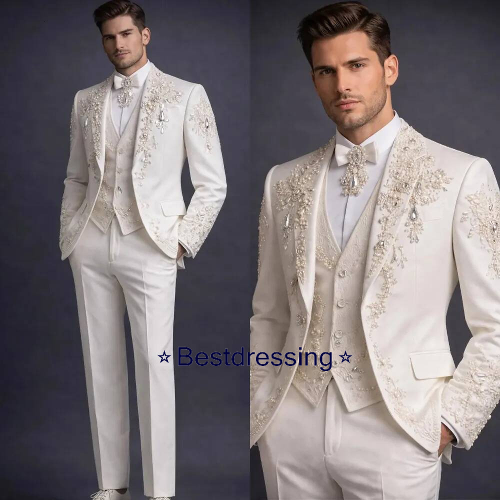 Elegant Men Suits Peaked Lapel Pearls Crystal Jacket 3 Pieces Tailor Made Blazer One Button Groom Customized Coat Vest Pants Plus Size Bd019