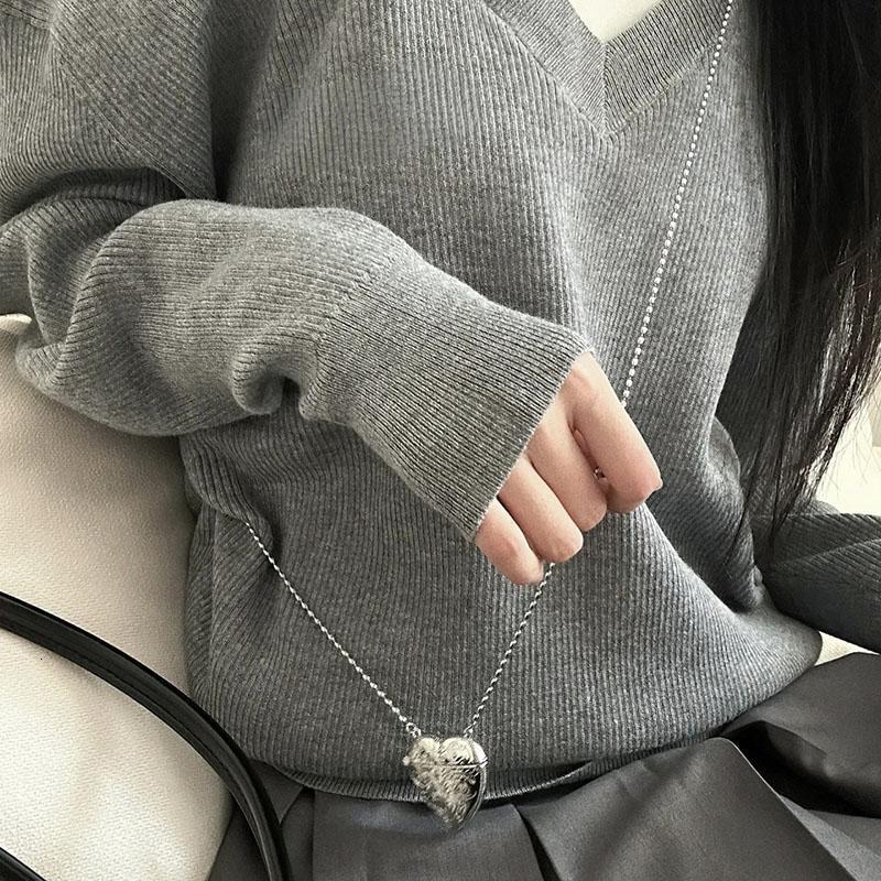 small package, Korean-style chain necklace, popular among Instagram influencers, featuring unique design a silver, embossed heart pendant, perfect