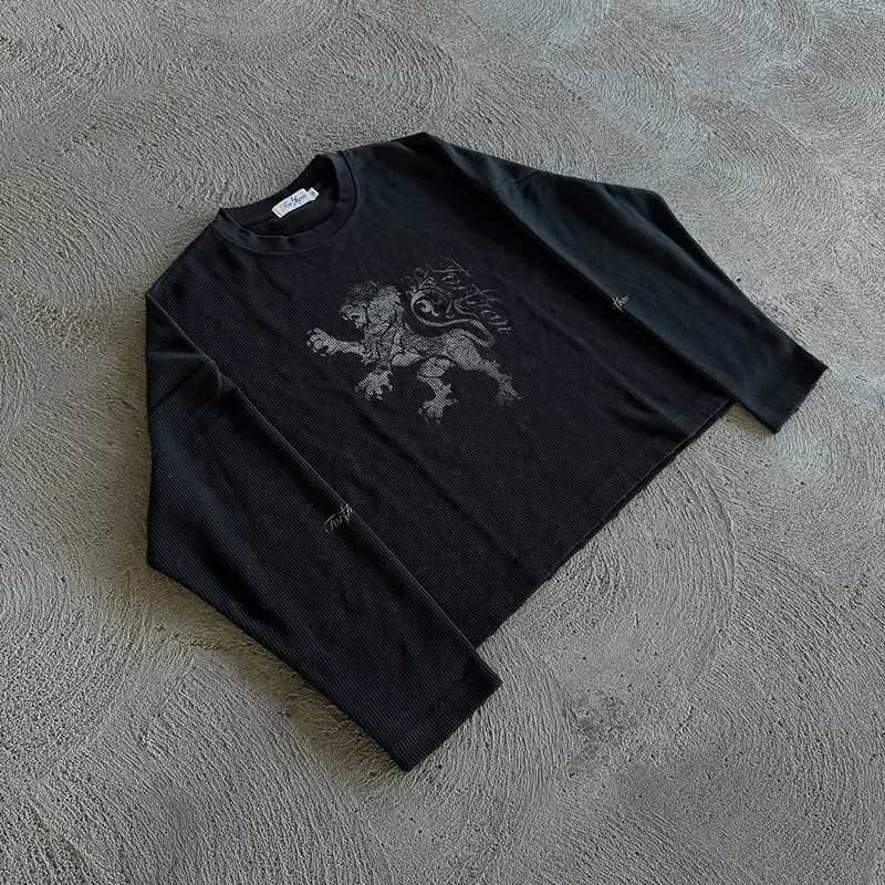 In early spring of 2026 the new American retro printed T-shirt with round neck and long sleeves is unisex in spring and autumn. T261019